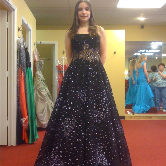 Evening Gown - Picture 3 of 3